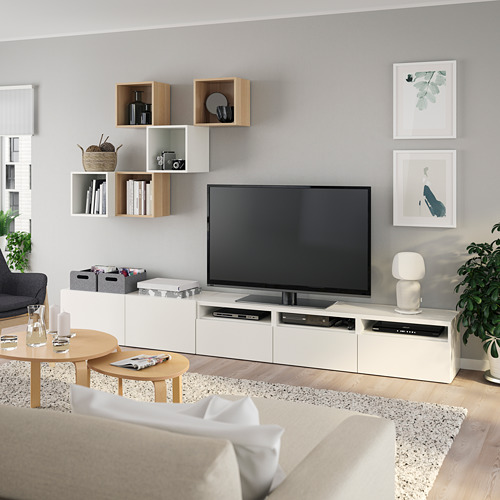 Sala de estar moderna con mueble de TV BESTÅ, sofá, mesa de centro y decoraciones.