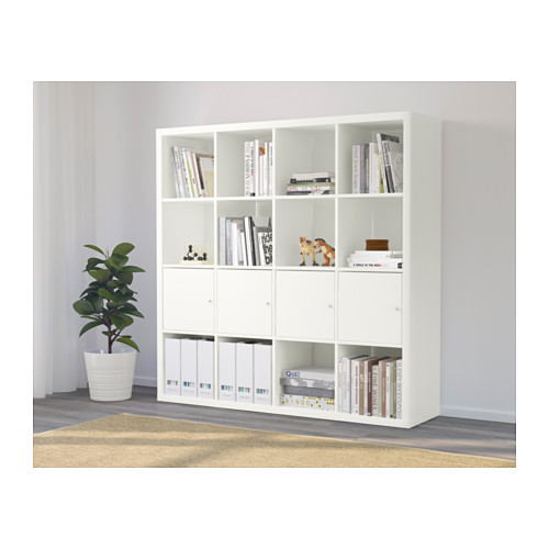 Estantería KALLAX blanca para guardar libros, artículos de decoración y archivos. Plante junto a él.