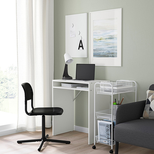 Oficina en casa minimalista con escritorio, silla, computadora portátil, lámpara y láminas artísticas TORALD.