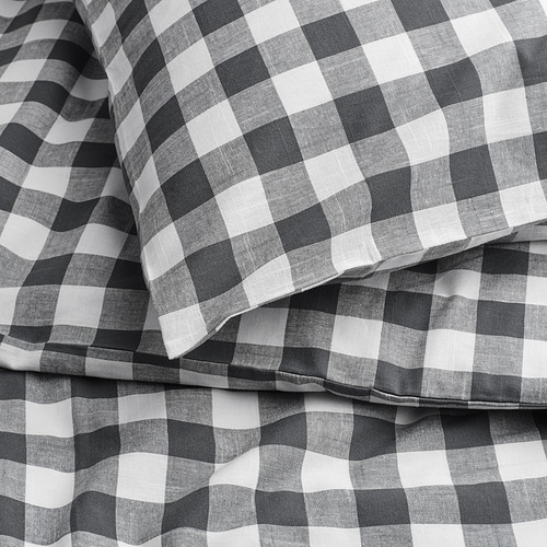 Primer plano de la funda nórdica de cuadros vichy de algodón orgánico. Patrón de cuadros en blanco y negro, cuidadosamente prensado y doblado.