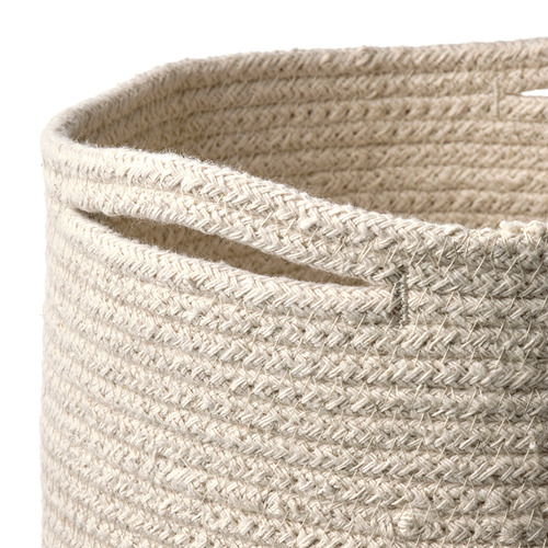 Cesta de algodón tejida a mano con patrones intrincados, que muestra un diseño atemporal y de alta calidad.