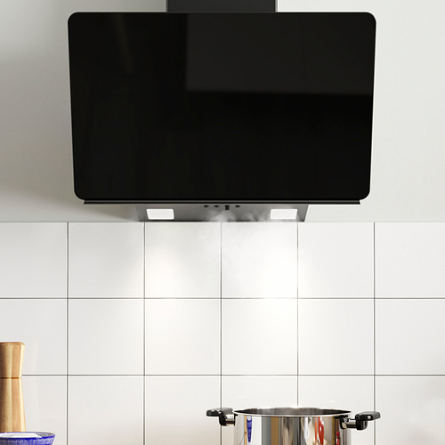 Campana de cocina moderna con luz led, montada sobre una encimera, extrayendo el calor y los humos de manera eficiente.