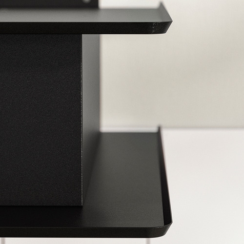 Campana de cocina moderna negra con estantes elegantes, perfecta para espacios pequeños.