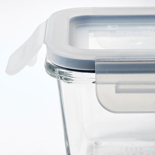 Recipiente de vidrio transparente para alimentos con tapa transparente, asa blanca y sello de silicona.