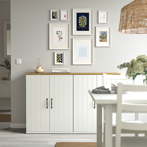 Mueble Knoppang con arte, lámpara y silla.