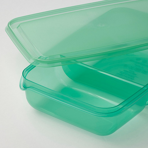 Dos contenedores de plástico verde apilados; uno con tapa puesta, material transparente y duradero.