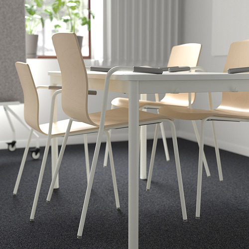 Sala de conferencias con moderna mesa blanca y sillas LÄKTARE beige, diseñadas para la comodidad y la apilabilidad.