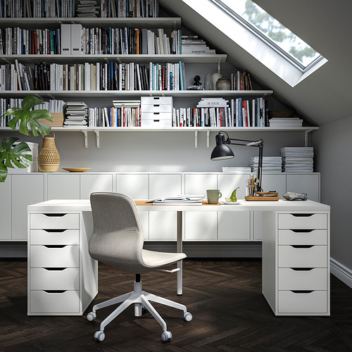 Oficina en casa minimalista con escritorio LAGKAPTEN, almacenaje, silla gris y lámpara.