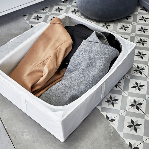 Compartimento de almacenamiento blanco con ropa marrón y gris en su interior, diseñado para usar debajo de la cama o en el armario, con ventilación para mayor frescura.
