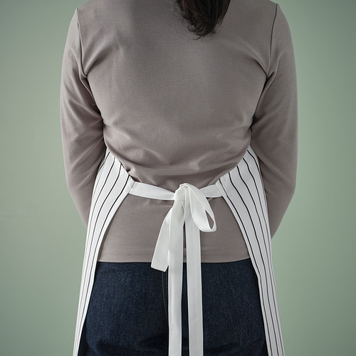 Delantal atado alrededor de la cintura de la persona, con superficie repelente al agua para facilitar la limpieza, banda ajustable para el cuello que se adapta a todos los tamaños.