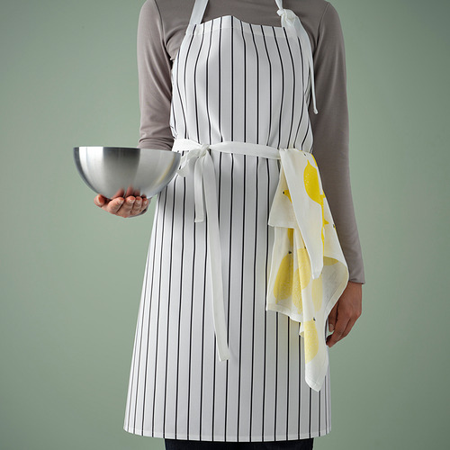 Persona con delantal blanco a rayas, cuenco y toalla, diseño limpio de cocina.