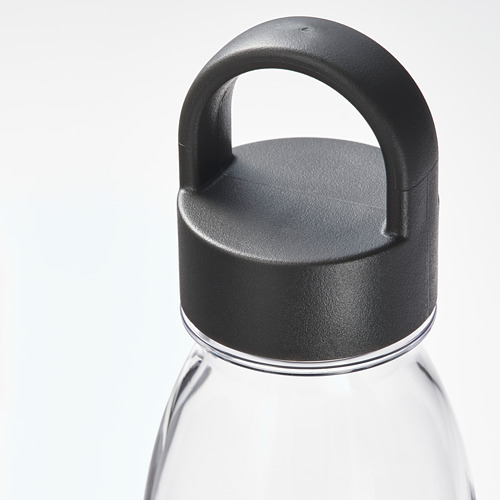 Botella de plástico transparente con tapa y asa negras, diseñada para ser duradera y fácil de transportar. Ideal para agua, bebidas y zumos.
