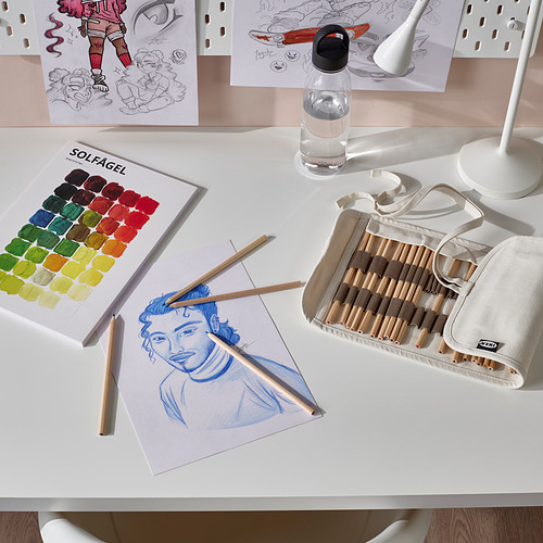 Montaje del kit de dibujo SOLFÅGEL con lápices, lienzo y accesorios.