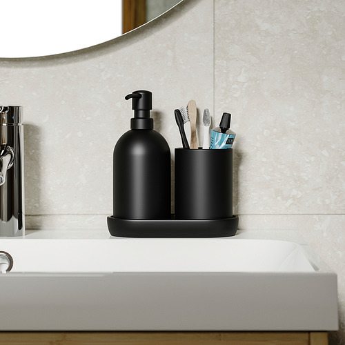 Dispensador de jabón negro y soporte para cepillos de dientes en bandeja de fregadero blanca; Elementos esenciales de baño elegantes y funcionales.