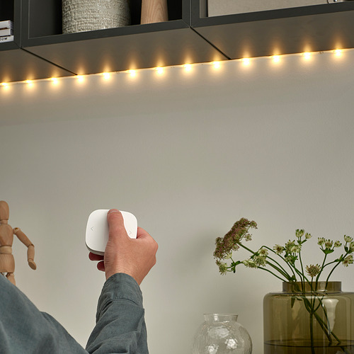 Mano con mando a distancia para tiras de leds.