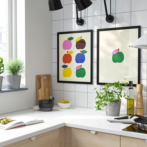Cocina moderna con cuadro de manzana FISKBO, decoración minimalista, plantas, libros de cocina.