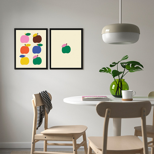 Estampados coloridos de frutas sobre la mesa de comedor con sillas, plantas y tazas.