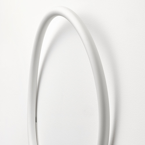 Elegante lámpara de pared redonda, que emite un suave resplandor, con un elegante acabado blanco.
