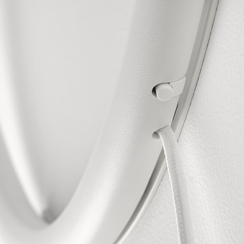 Primer plano de un moderno interruptor de lámparas de pared blancas, con un diseño elegante y materiales de calidad.