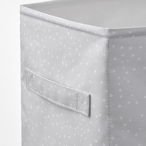 Primer plano de la caja de almacenamiento de tela con bolsillo delantero, blanco con pequeños puntos.