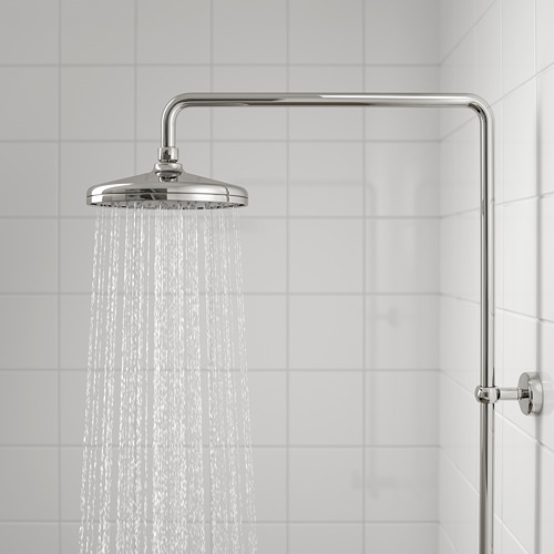 Ducha moderna con cabezal de lluvia cromado y desviador.