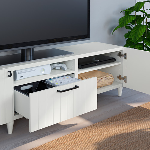 Mueble de TV blanco con cajones abiertos, almacenamiento de juegos y dispositivos electrónicos. Perfecto para un almacenamiento ordenado, serie SUTTERVIKEN.