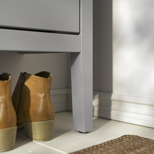 Zapatero GULLABERG gris con botas de piel marrón, pomos de madera y diseño sencillo.