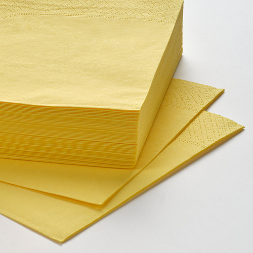 Pila de servilletas de papel amarillo brillante, cuidadosamente apiladas. La parte superior ligeramente torcida.