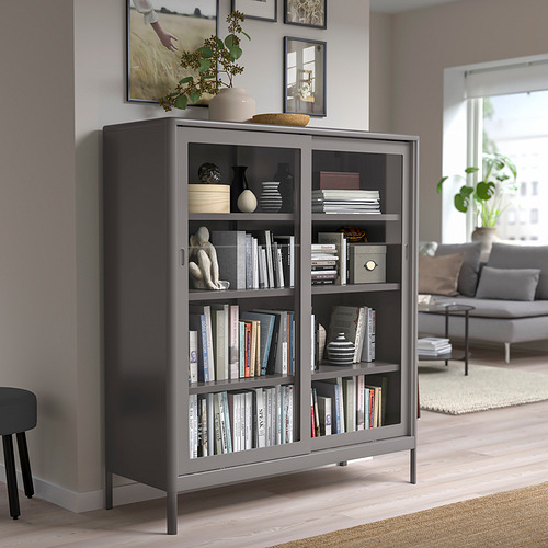 Vitrina IDÅSEN negra con libros y decoración, diseño moderno.