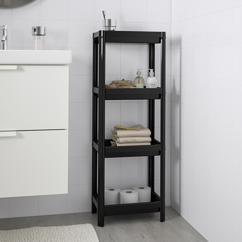 Organizador de baño VESKEN negro de 3 estantes junto al lavabo y la encimera blancos, con capacidad para toallas y artículos de tocador.