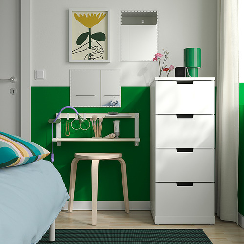 Dormitorio blanco-verde con espejo RUNDOZEL, tocador, almohada multicolor, alfombra verde y cajón alto.