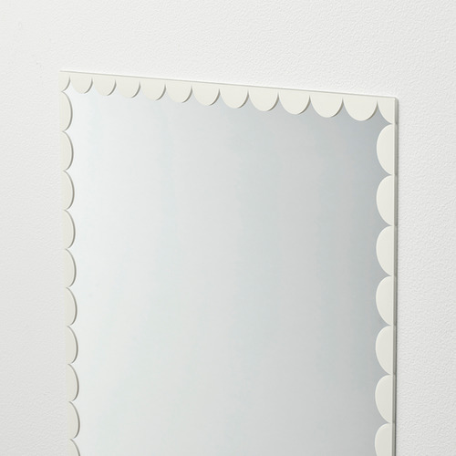 Espejo cuadrado con bordes ondulados festoneados, diseño limpio y moderno. Ideal para paredes, refleja bien la luz.