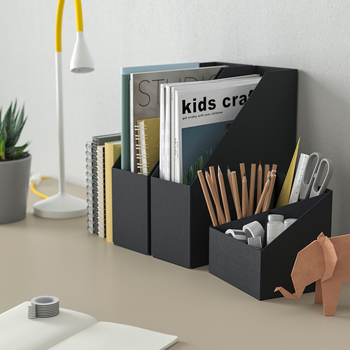 Organizador de escritorio FJÄDERHARV, negro, 4 compartimentos para bolígrafos, cuadernos, revistas. Cartón reciclado, tamaño mediano.