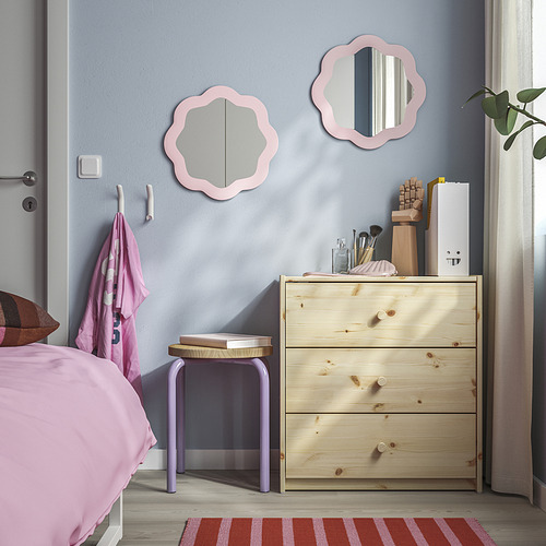 Pequeños ganchos de pared blancos en un dormitorio, ideales para colgar artículos, colocados cerca de espejos y una cómoda de madera.