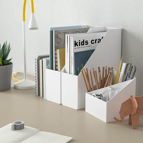 Organizador de escritorio blanco FJÄDERHARV con 4 compartimentos para bolígrafos, tijeras y libros. Compacto pero espacioso, encaja perfectamente entre otros artículos de escritorio.