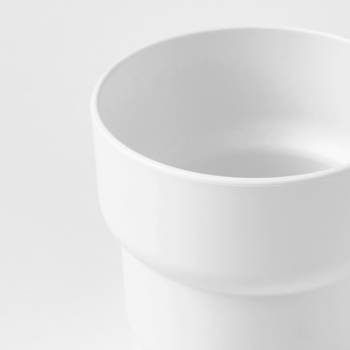 Maceta de plástico blanco lisa, elegante, diseño moderno, duradera y liviana.