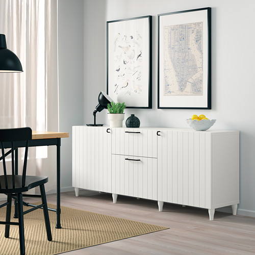 Sala de estar moderna con aparador blanco, impresiones artísticas y escritorio negro.