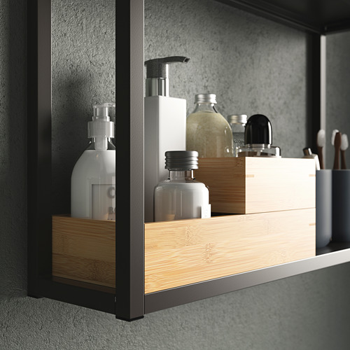 Las bandejas de madera en un armario contienen artículos de baño como dispensadores de jabón y botellas de loción. Uno es grande, el otro pequeño para el almacenamiento organizado.
