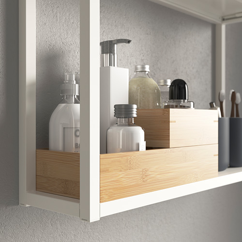 Estantería con decoraciones: botellas, recipientes y bandejas. Organiza los artículos de baño de forma ordenada.