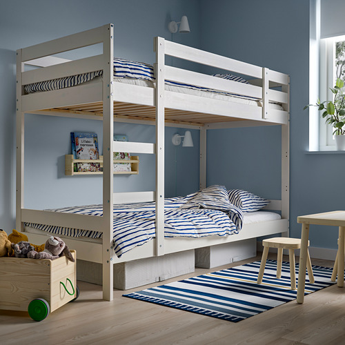 Litera MYDAL blanca con ropa de cama azul en acogedora habitación azul.