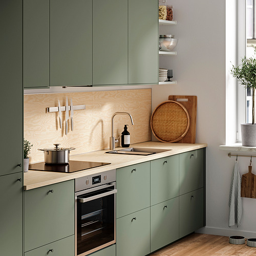 Cocina moderna con panel verde LYSEKIL, cuchillos, ollas y tablas de cortar de madera.
