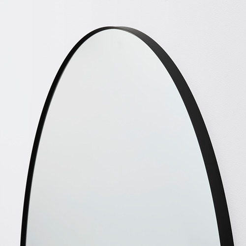 Elegante espejo de pared redondo con marco negro, que refleja un acabado de calidad.