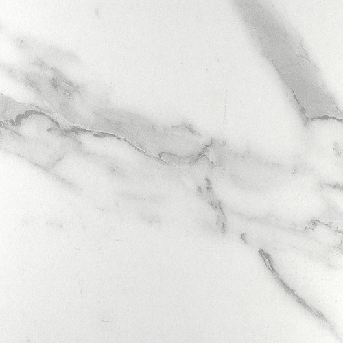 Elegante encimera blanca con vetas grises.