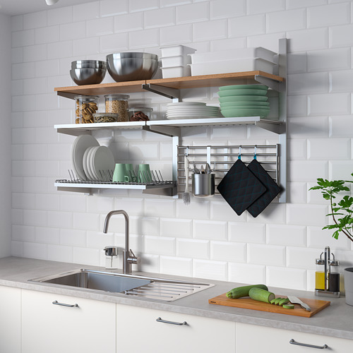 Estanterías KUNGSFORS en la cocina con platos y utensilios.