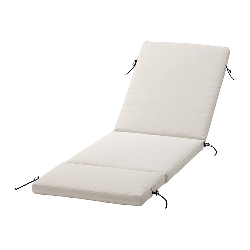 Cojín de solárium de exterior beige con cremallera y lazos, forma rectangular, tejido ligero e hidrófugo.