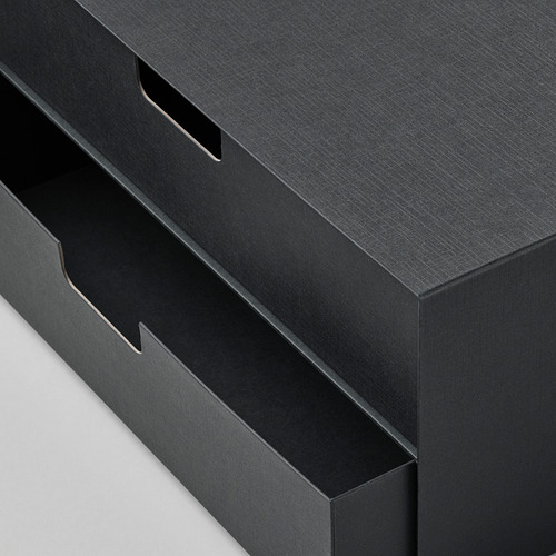 Caja de almacenamiento de cartón negro con tres cajones, con un diseño elegante y una construcción robusta, ideal para organizar objetos pequeños.
