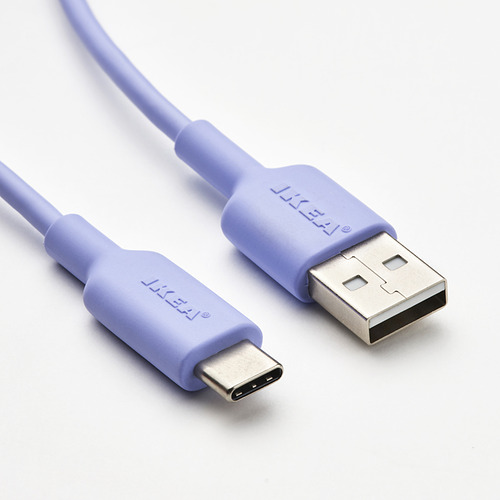 Dos cables usb-c morados con una marca similar, que muestran materiales flexibles de alta calidad y conectores metálicos.