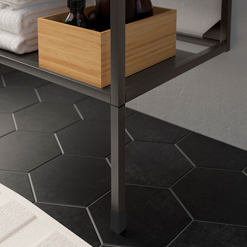Estantería de baño de metal negro con cajas de madera. Las patas ajustables compensan las irregularidades del suelo, como se muestra en la imagen.