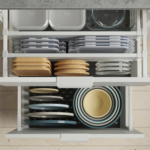 Cajón de cocina de Ikea con recipientes para alimentos, tablas de cortar y tazones.