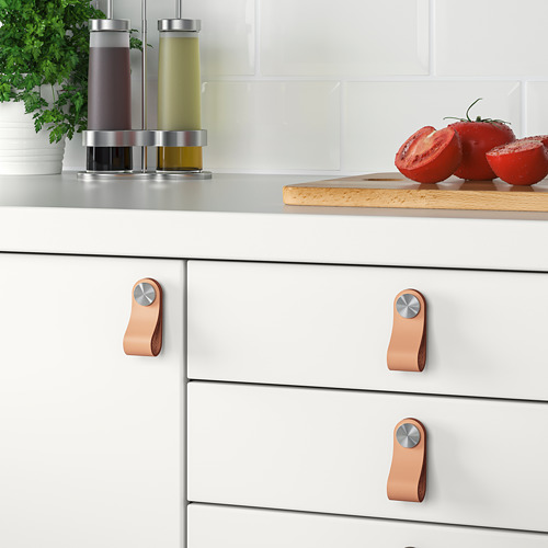 Modernos armarios de cocina con tiradores de cuero ÖSTERNÄS. Las manijas se adaptan a puertas de 16-21 mm de grosor. Tornillos incluidos. Tomates frescos y hierbas en el mostrador.